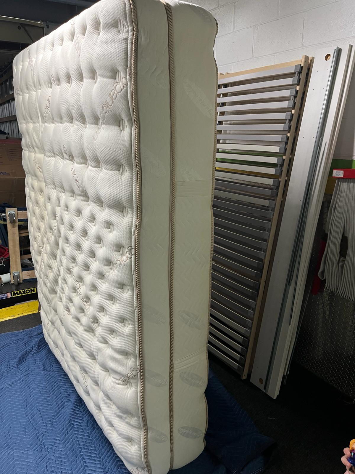 Queen bed+ mattress - photo 4