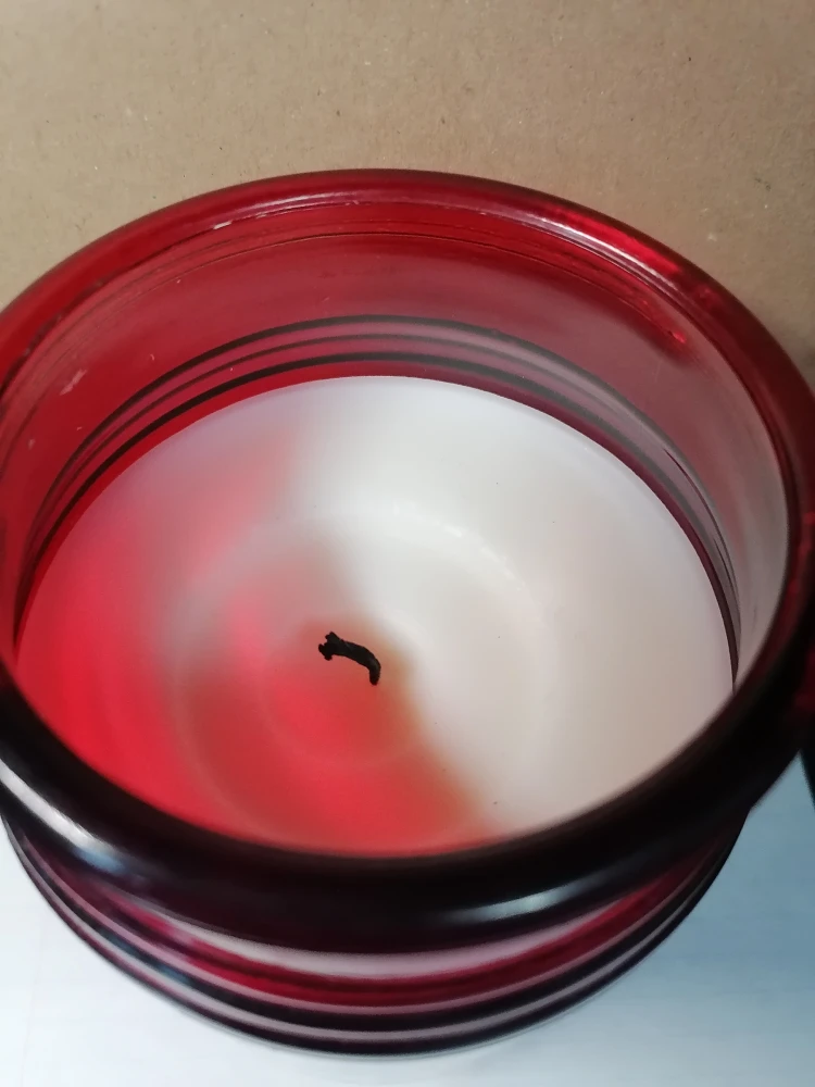 peppermint bark scented candle - photo 2