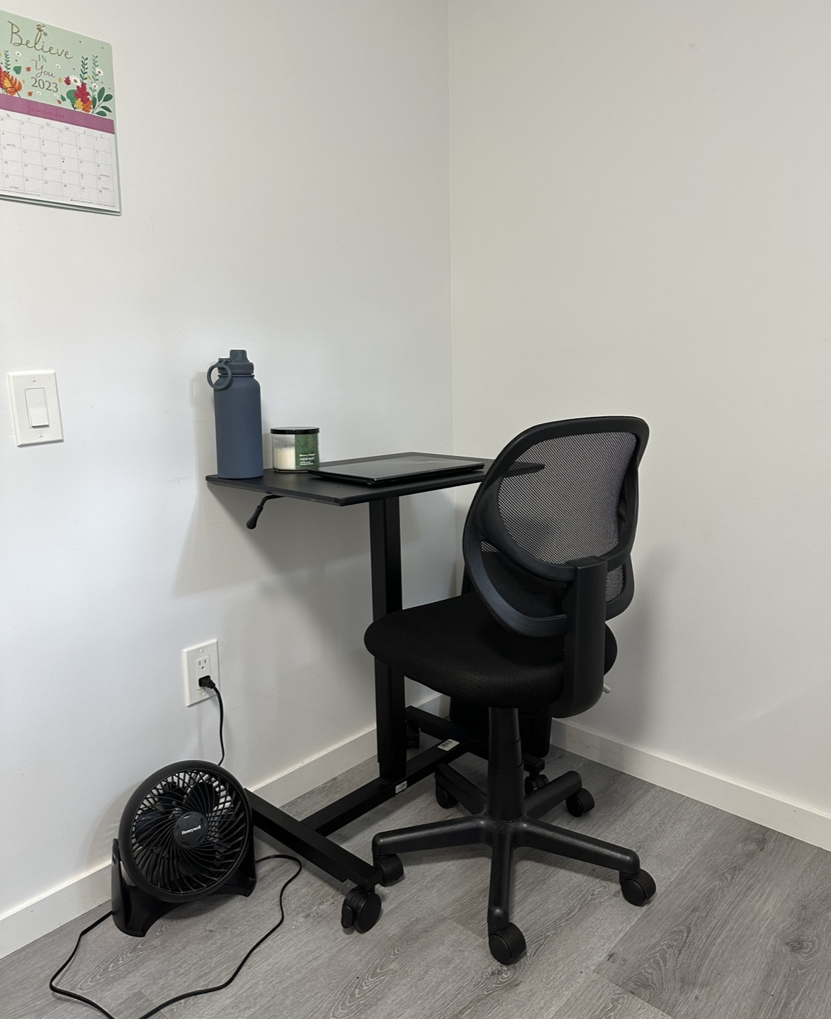 Height adjustable desktop/laptop sit and stand desk. image indicator(2)