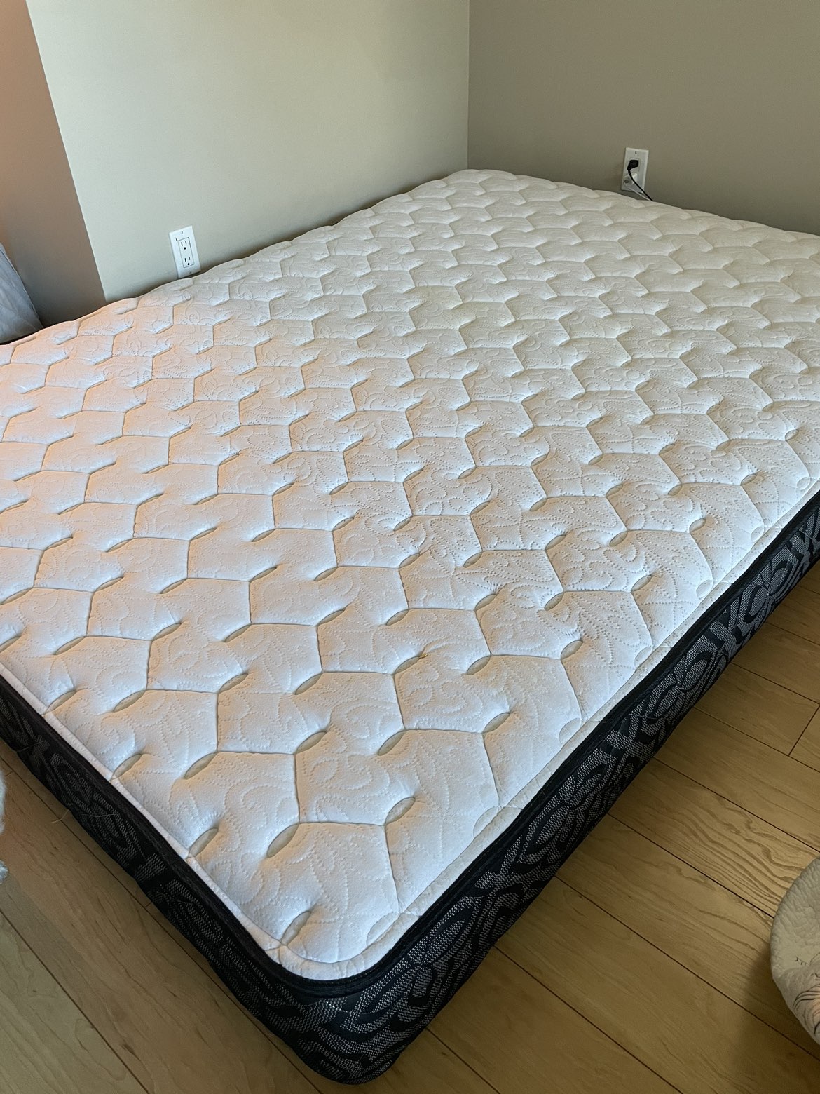 Sealy Queen mattress ( Posturepedic) - photo 3