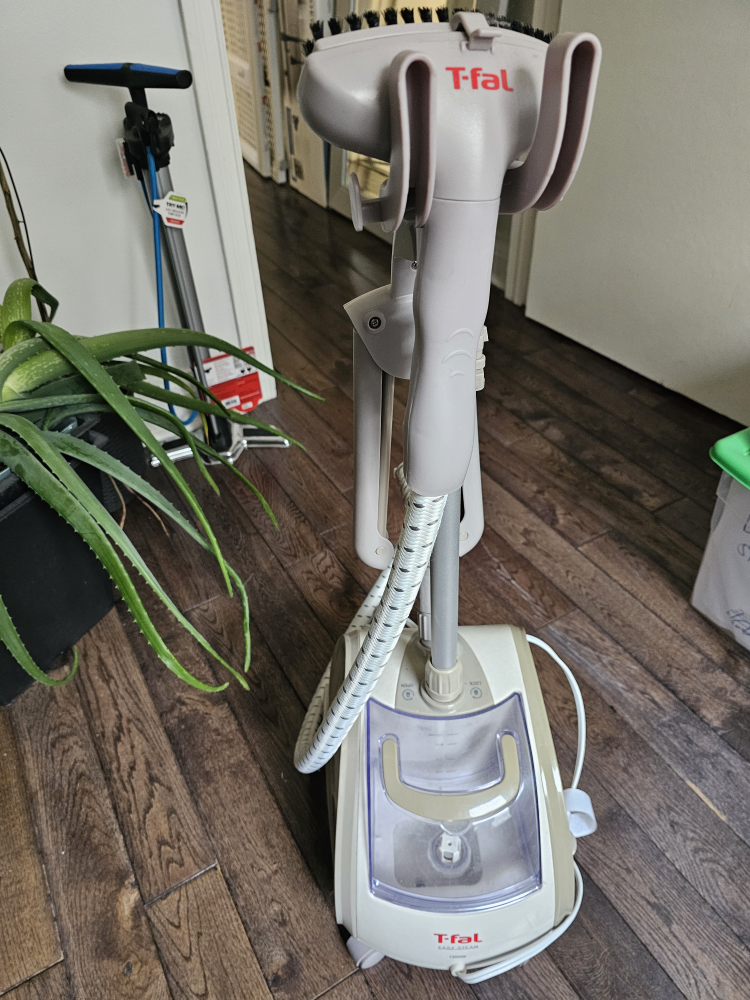 T-Fal Steamer with 2-in-1 Steam Brush image indicator(2)