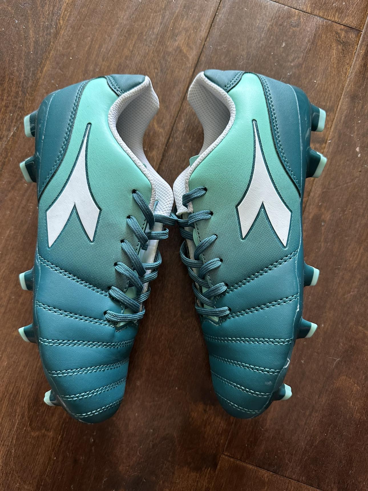 Women Soccer cleats size 6 image indicator(2)