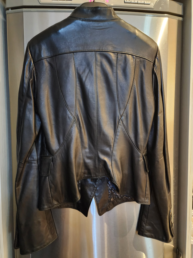 XS Danier Women Leather Jacket image indicator(4)