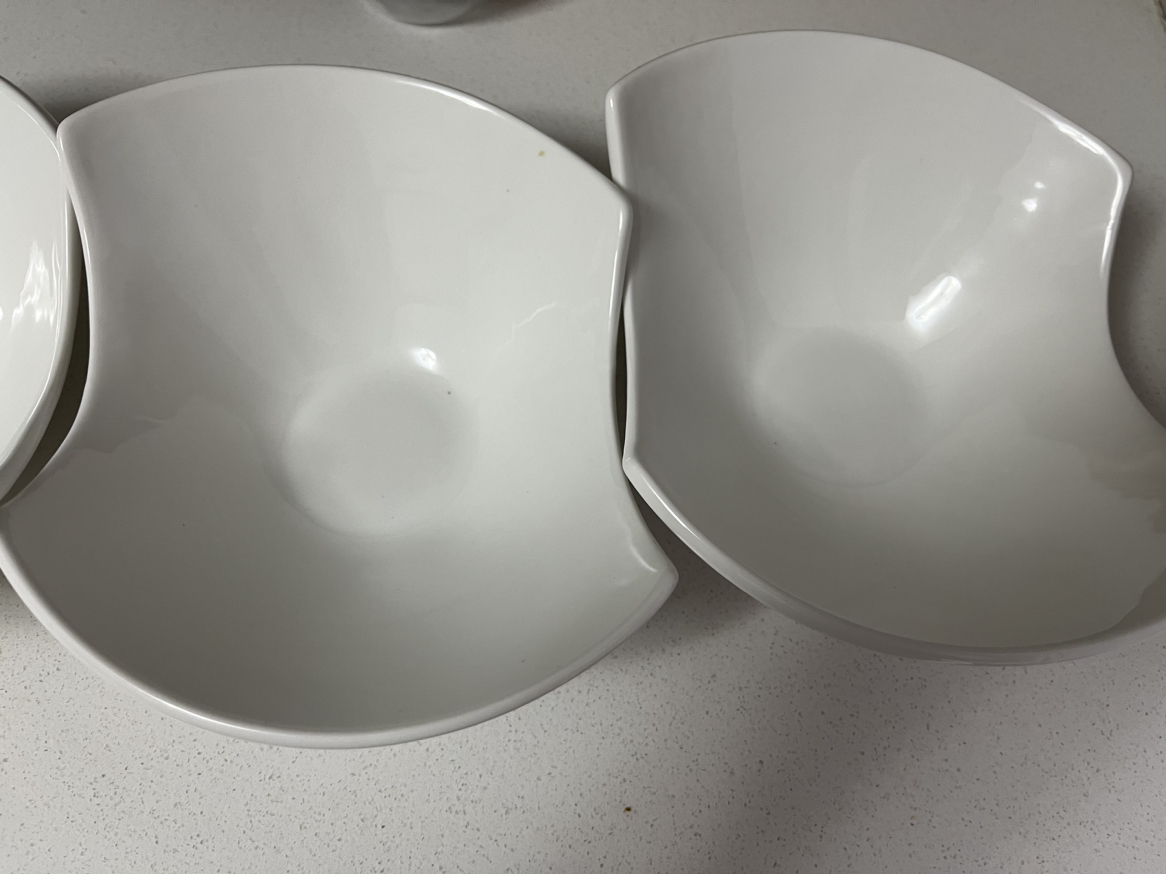 Set of 3 White ceramic curved serving bowls image indicator(2)