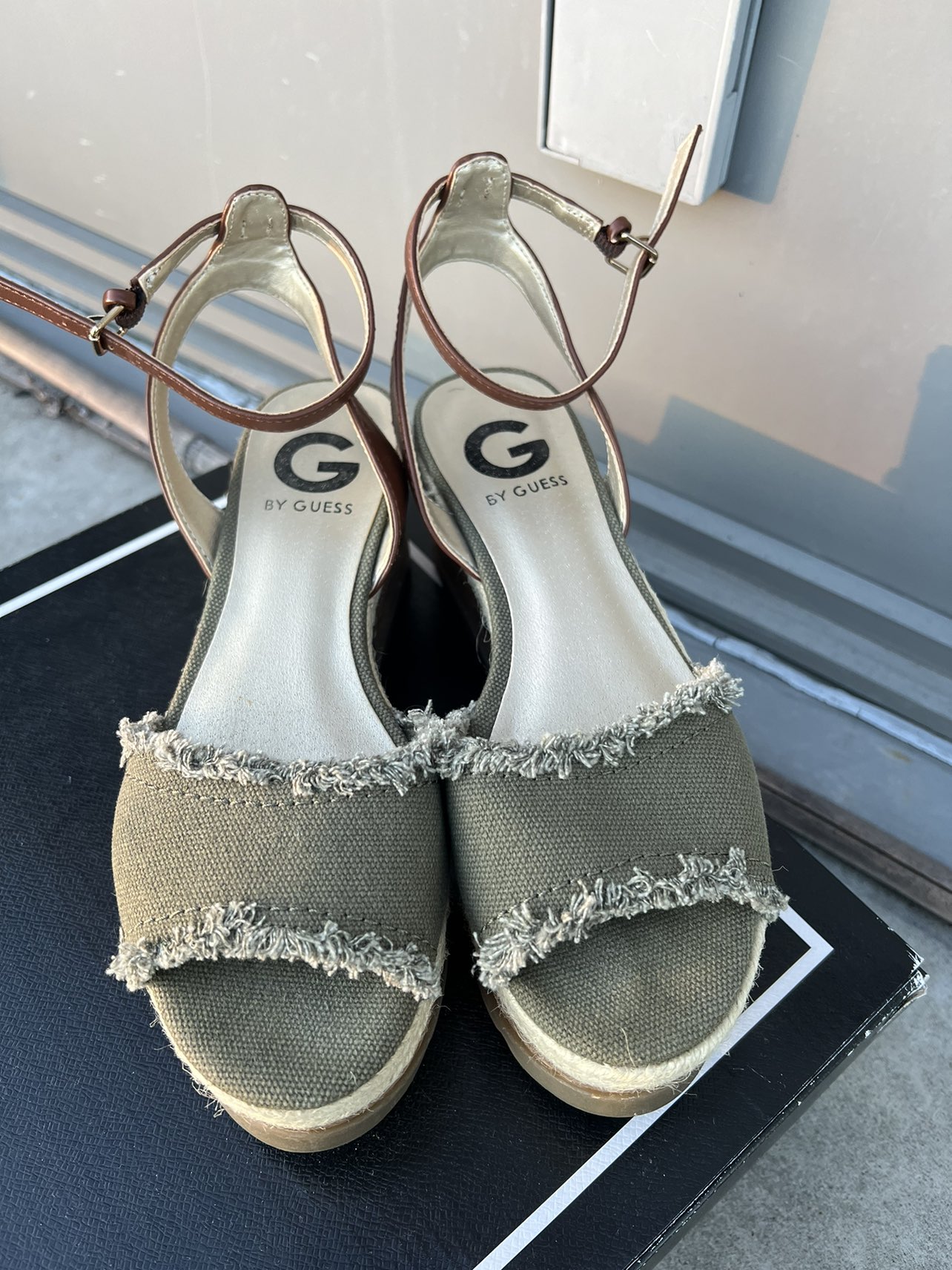 Size 6.5 heels - gently used - photo 2