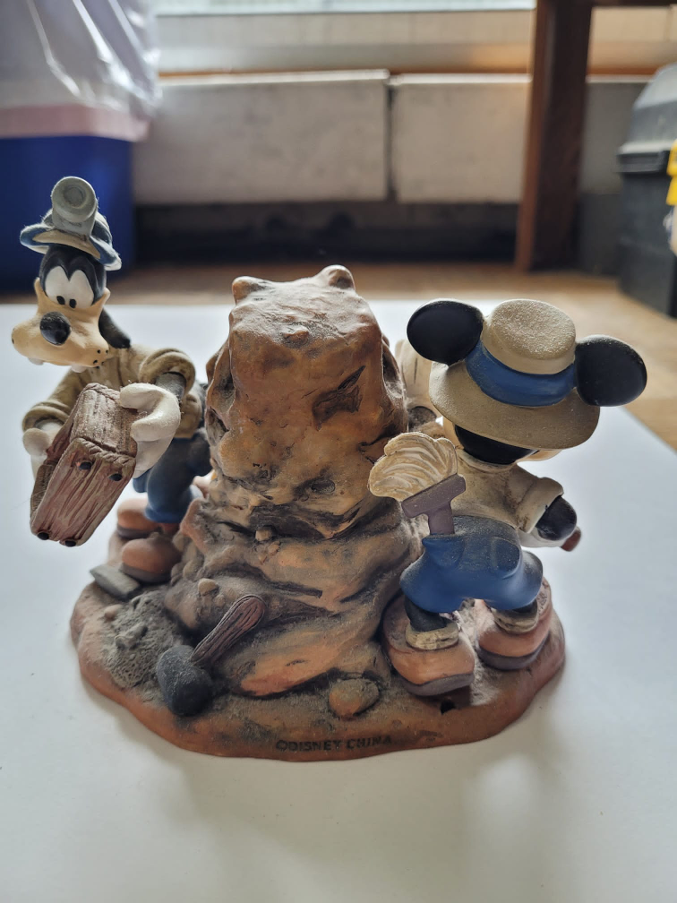 Souvenir From Disneyland Florida With Clock Battery included 🥕 image indicator(2)