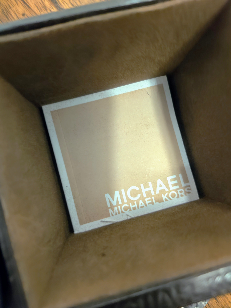 Stunning women's Michael kors leather watch image indicator(9)