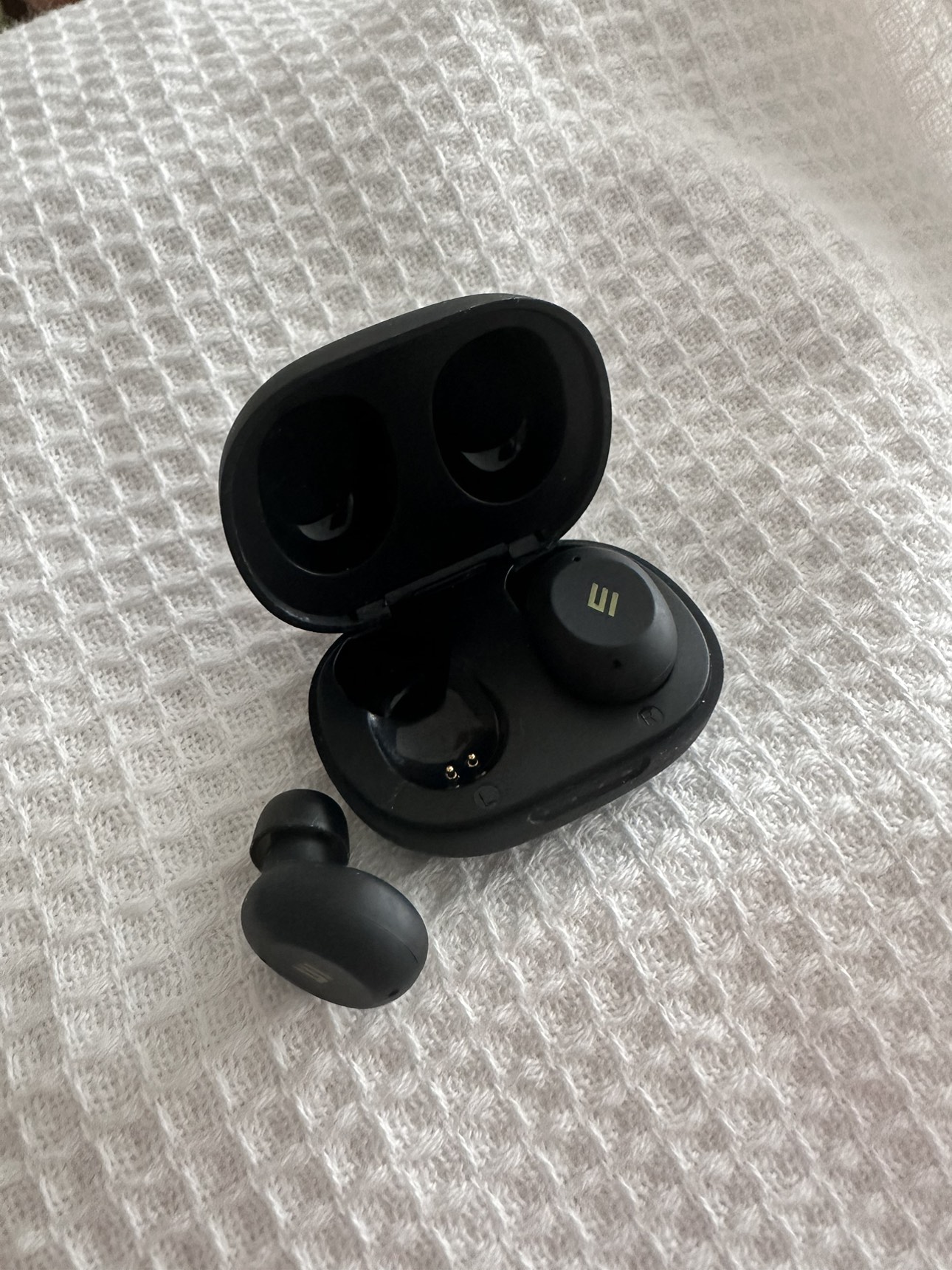 Smart earbuds thumbnail