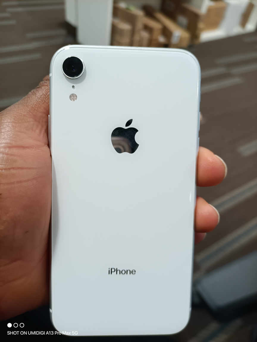 iPhone Xr - photo 2