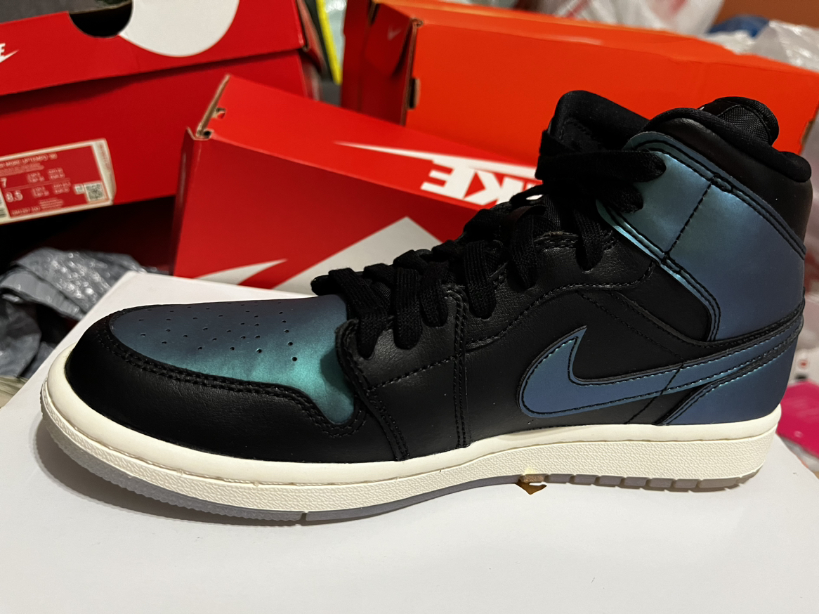 BNIB women’s Air Jordan, 1 mid metallic image indicator(2)