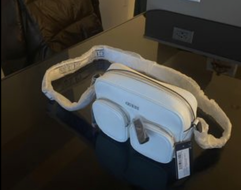 Guess - Crossbody - Brand New!! w/tags - photo 4