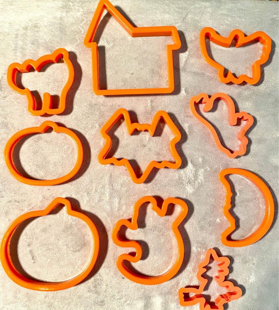 WILTON COOKIE CUTTERS (60 pieces) image indicator(10)