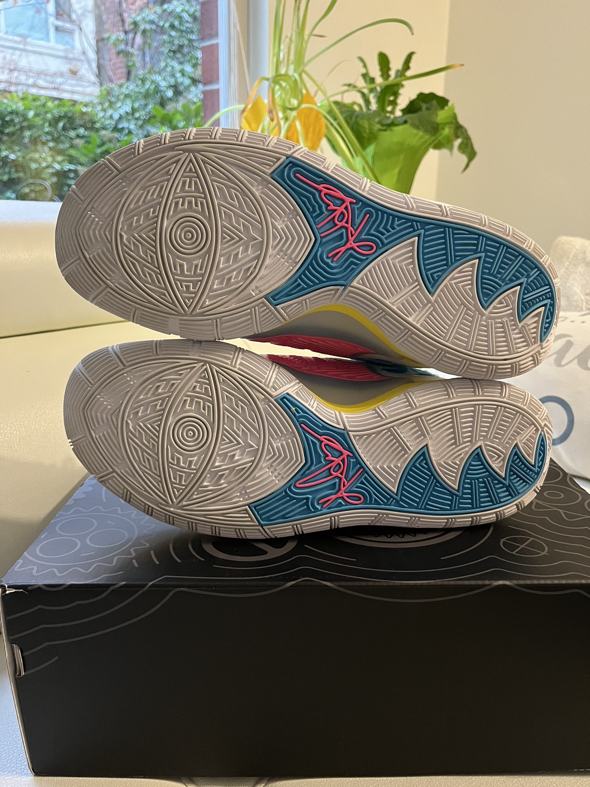 NIKE KYRIE 6 BASKETBALL SHOES (Men’s 10 US) image indicator(4)