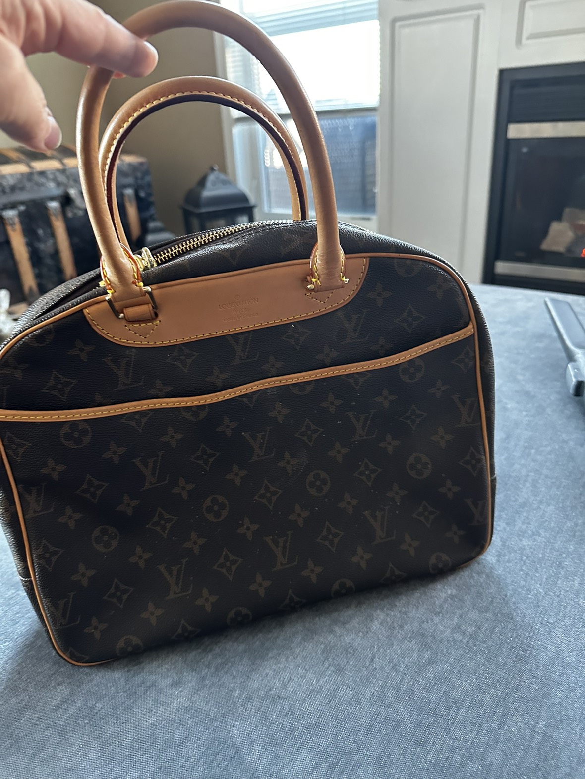 Louis Vuitton - not authentic