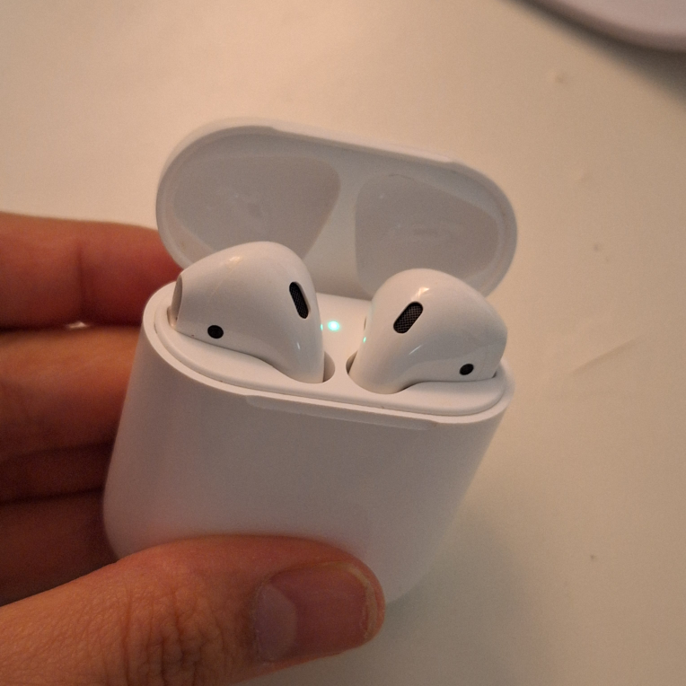 Apple AirPods (2nd Gen) thumbnail