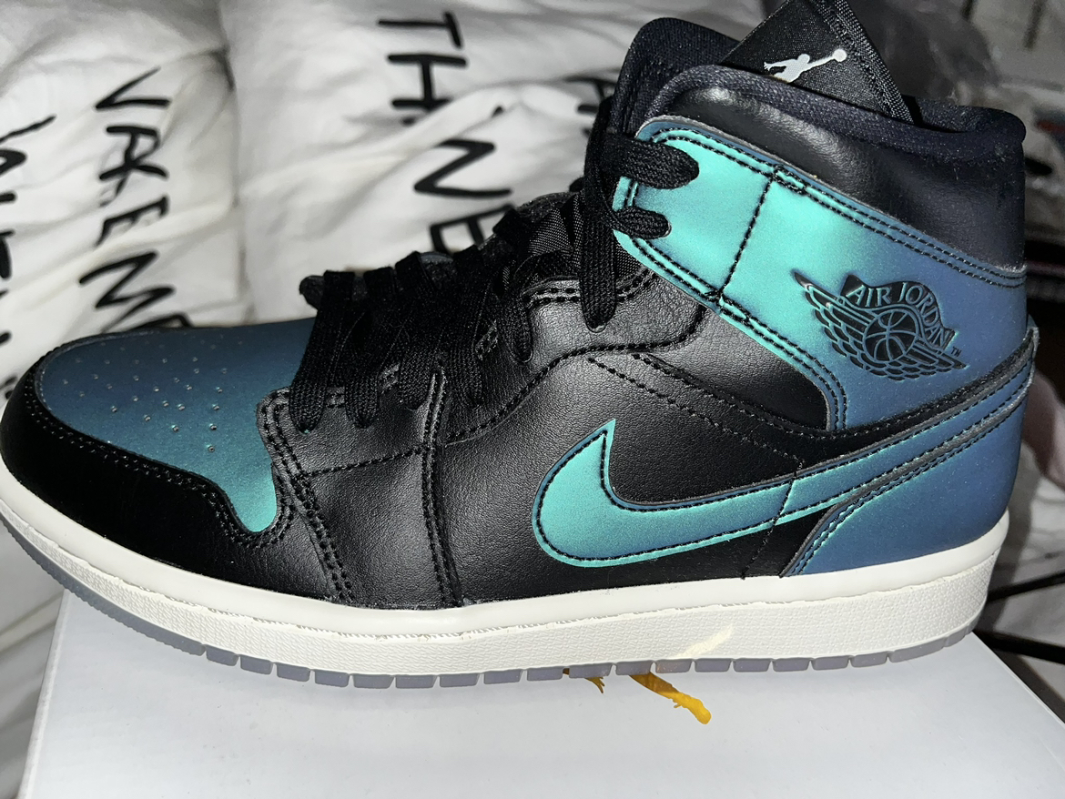 BNIB women’s Air Jordan, 1 mid metallic image indicator(7)