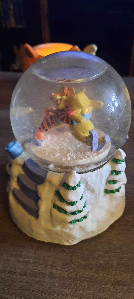 Winnie and Tigger snow globe musical image indicator(2)