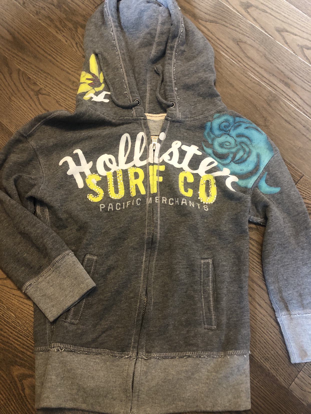 Hoodies and sweatshirts S/XS $15 for all image indicator(3)