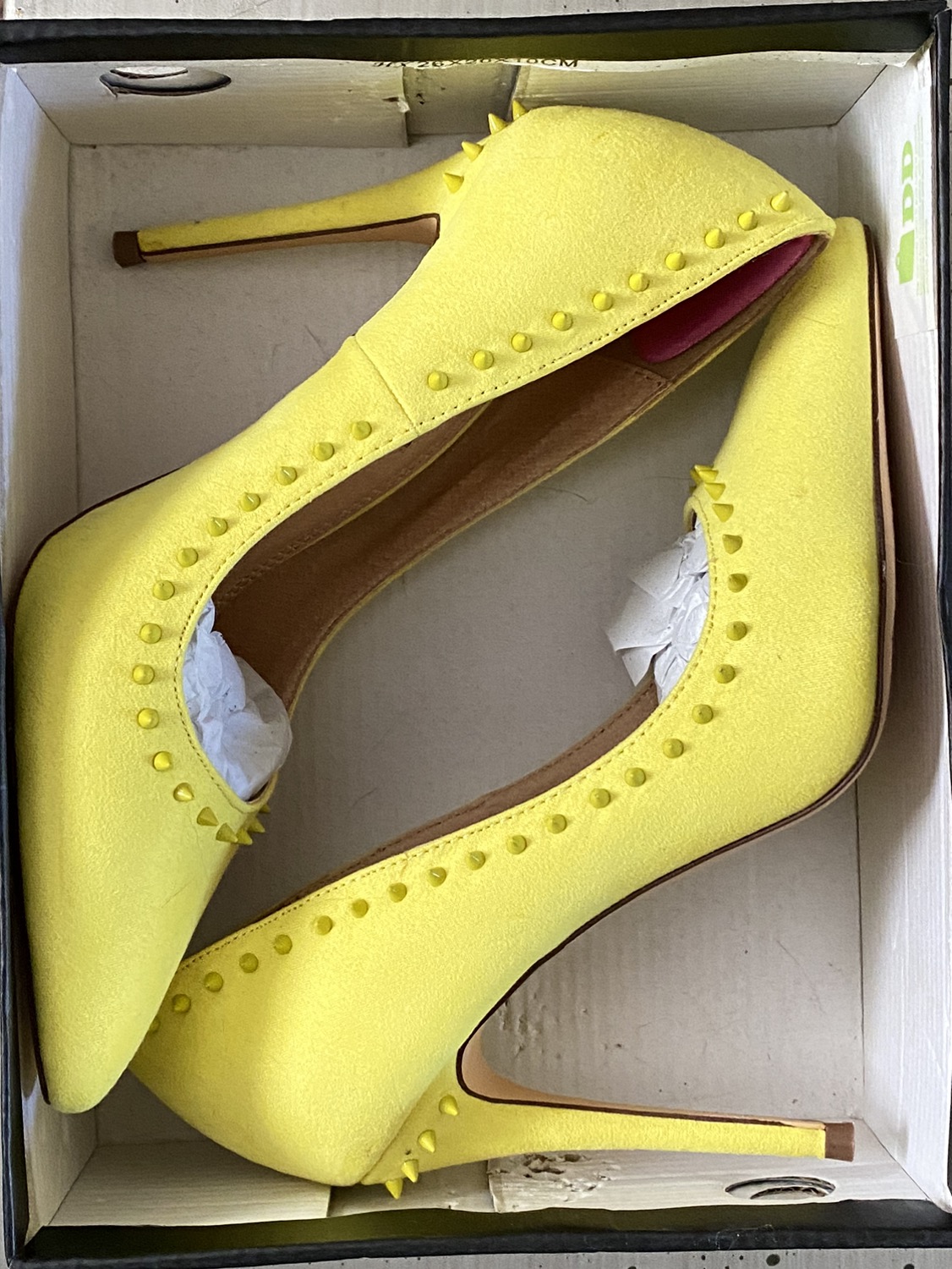 Neon yellow pumps with tiny spikes