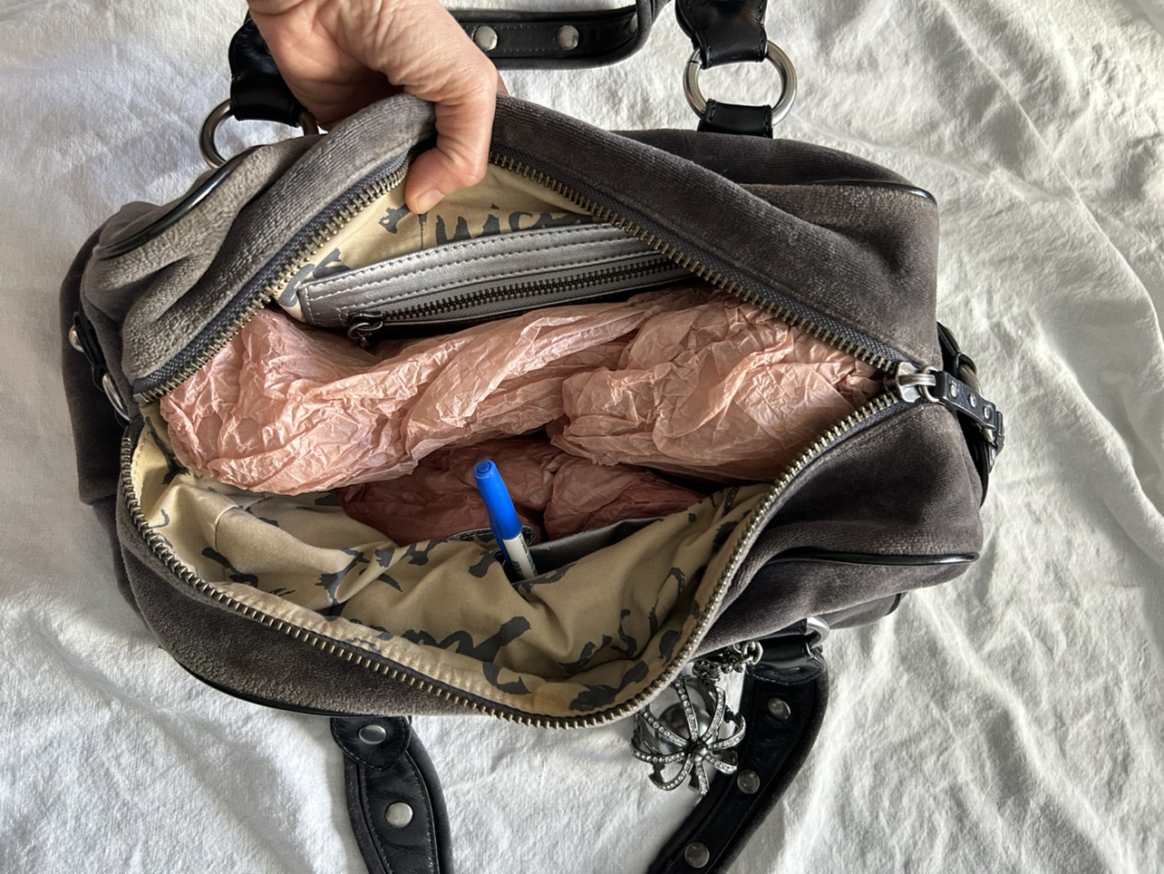 Causal deluxe Juicy Couture charcoal color hand bag image indicator(4)