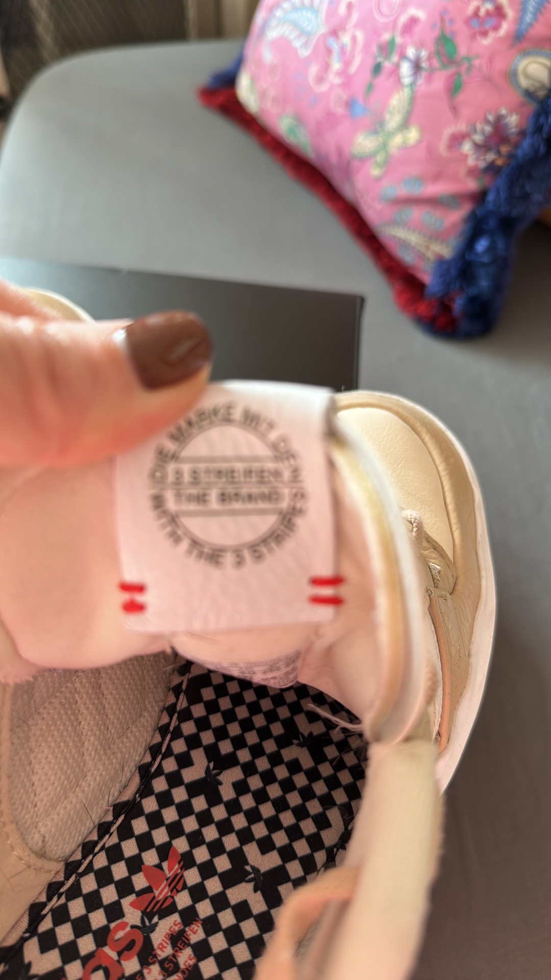 Like new size 8 ladies sneakers - photo 4