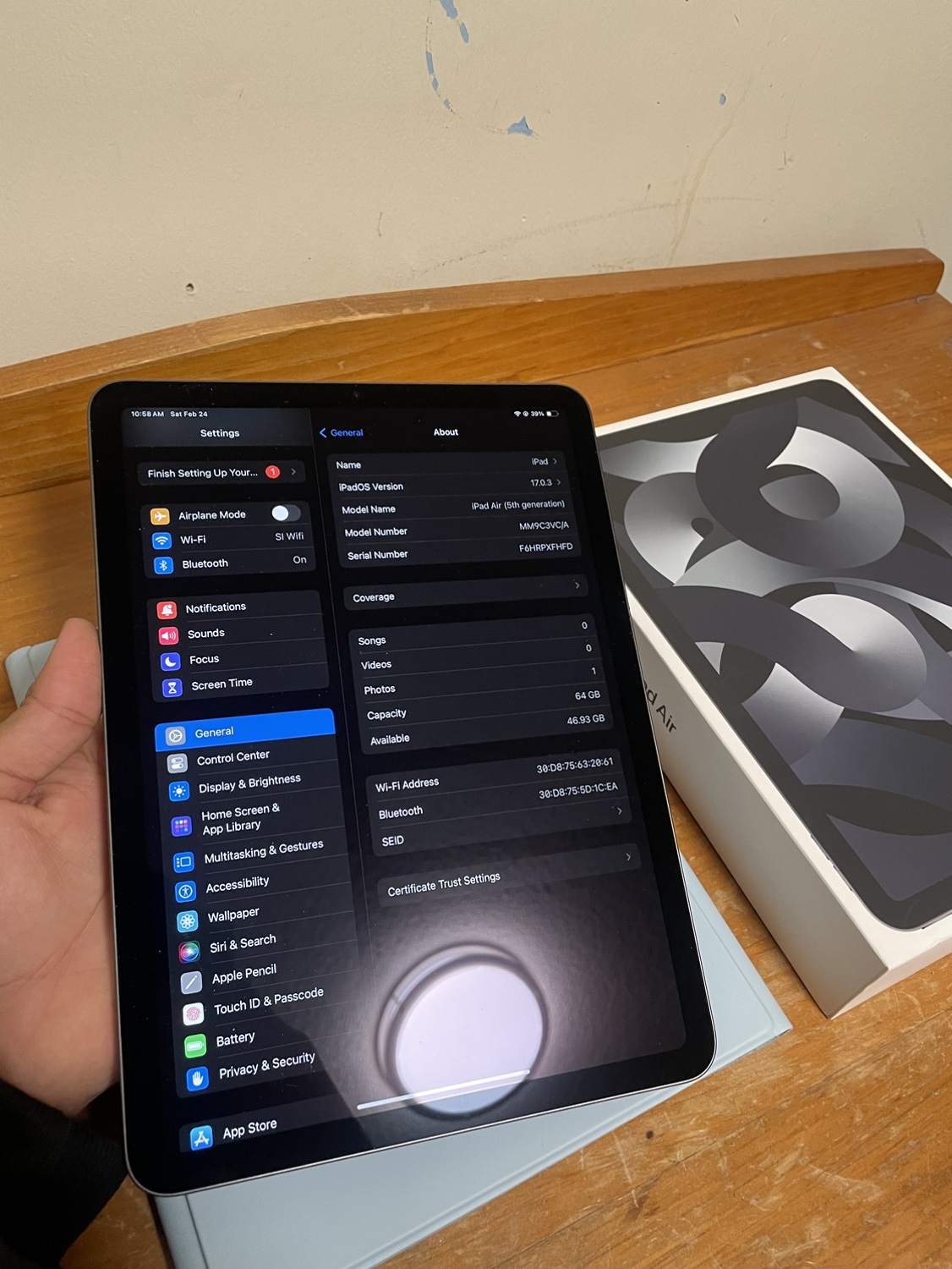 Excellent - IPad Air 5 M1 64GB, w/ Case, Box, Charger - photo 4