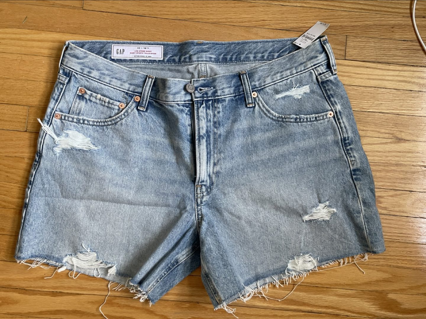 Gap low rise jean shorts brand new thumbnail