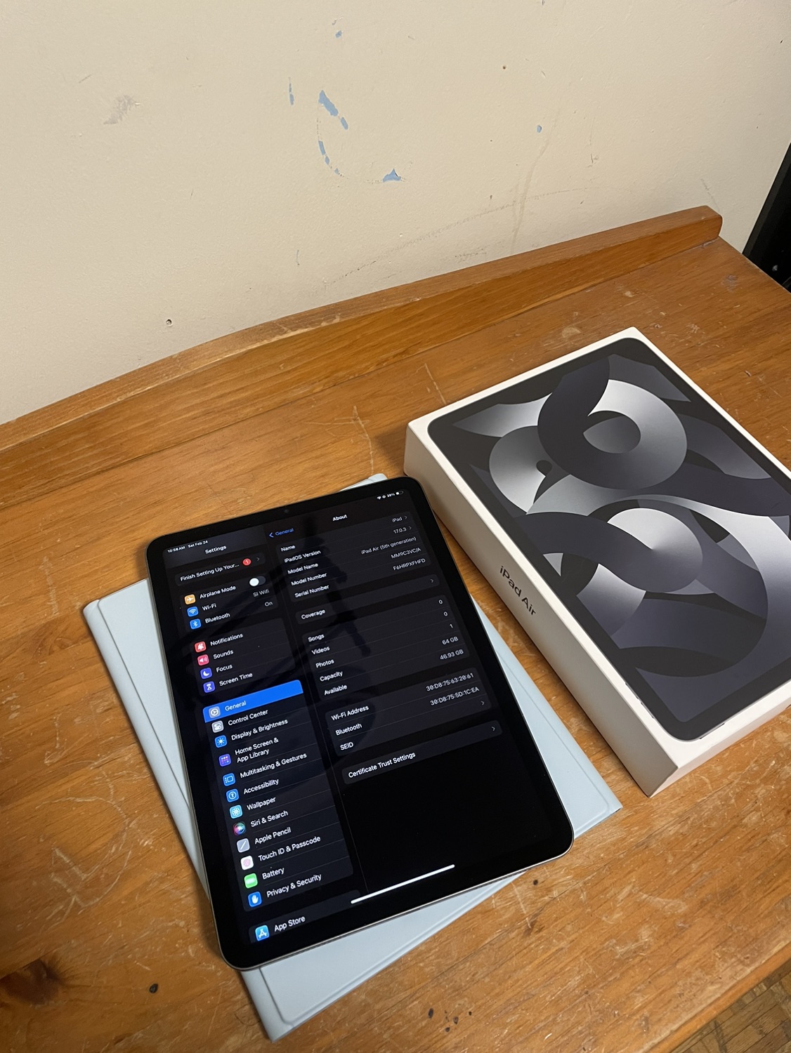 Excellent - IPad Air 5 M1 64GB, w/ Case, Box, Charger image indicator(2)