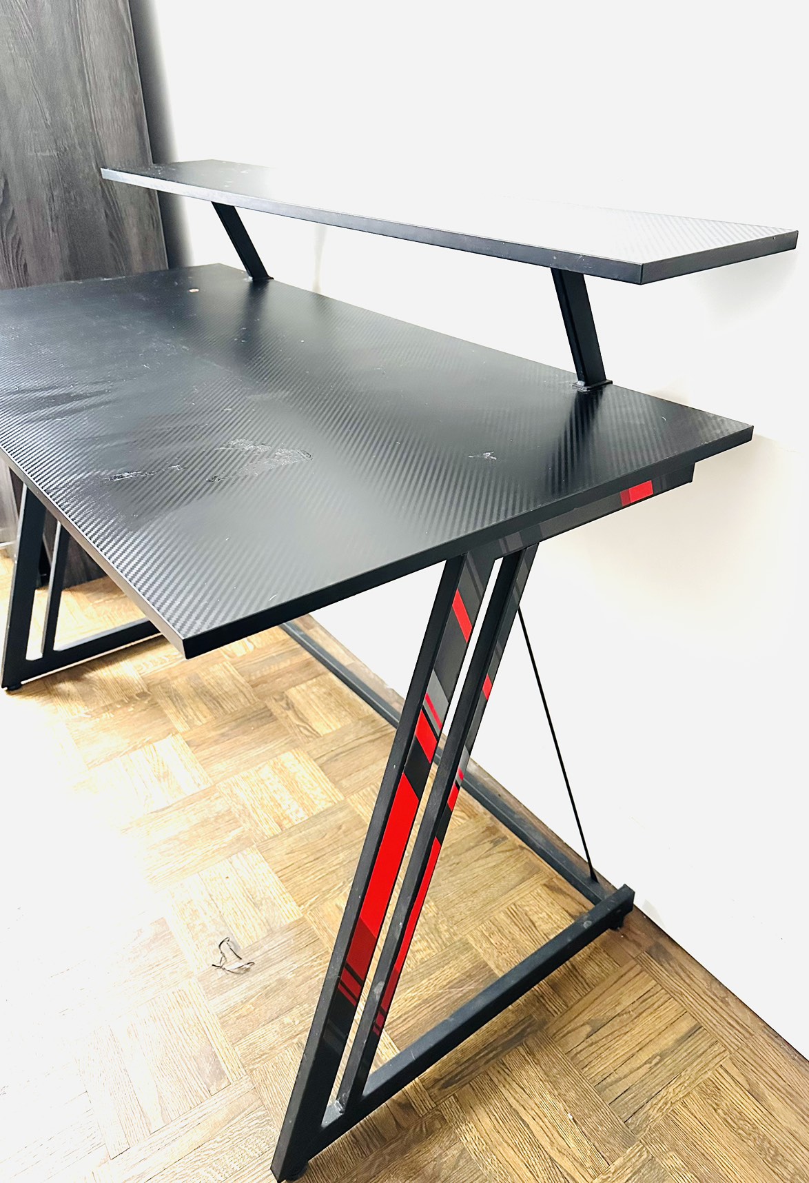 Kid’s bedroom or gaming desk image indicator(2)