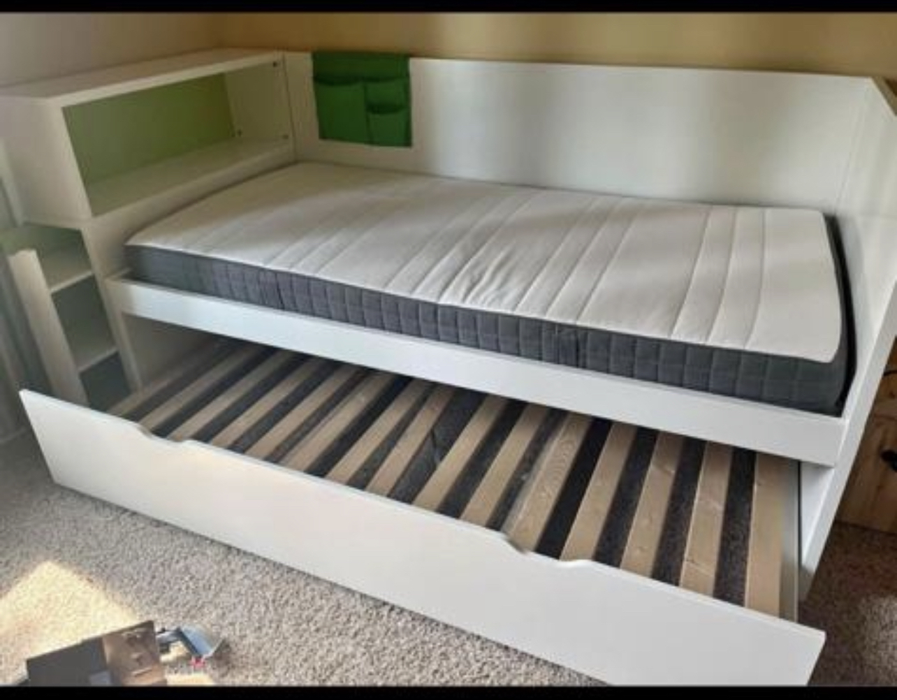 Trundle bed with book shelf - photo 2
