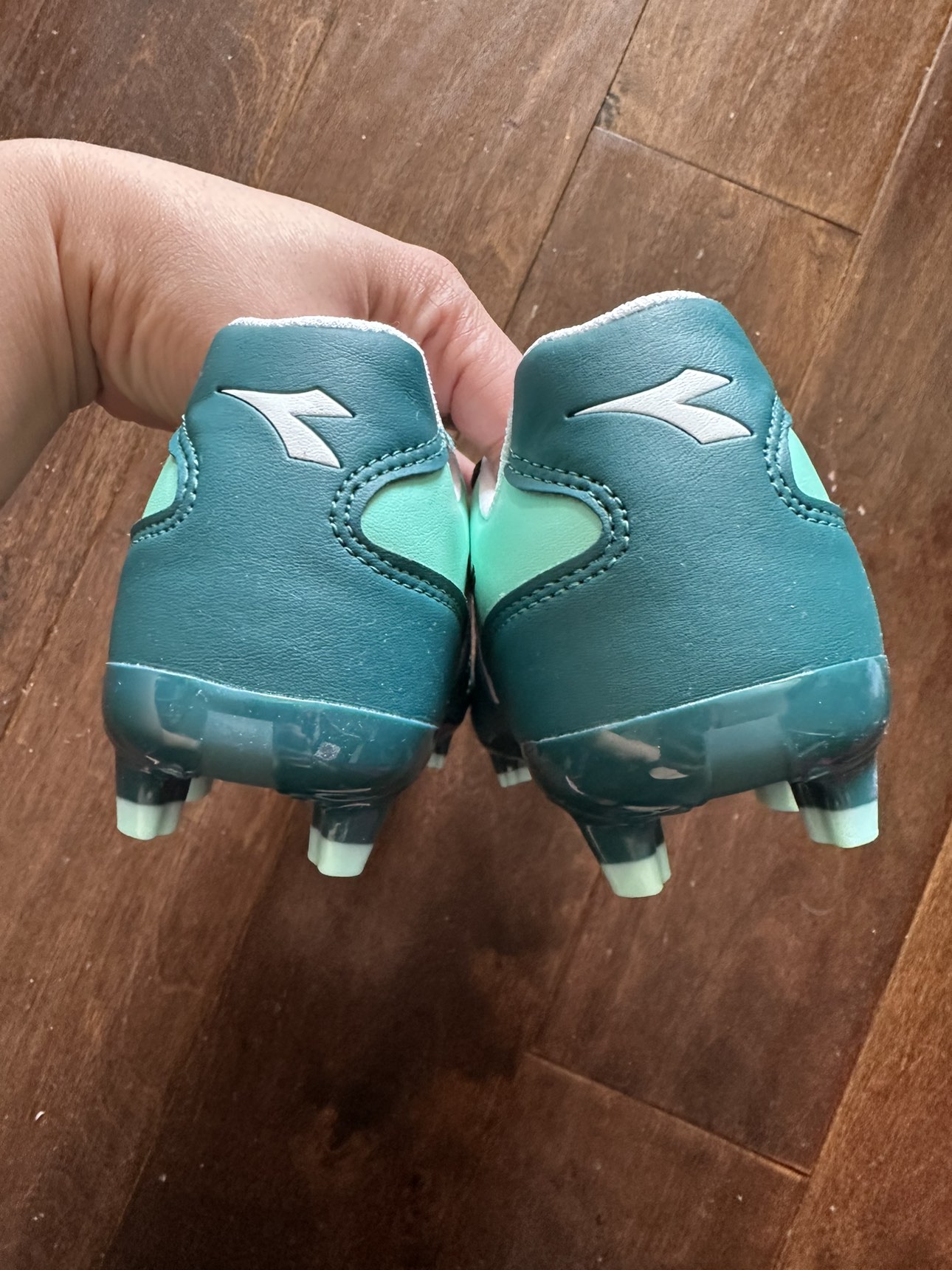 Women Soccer cleats size 6 image indicator(4)