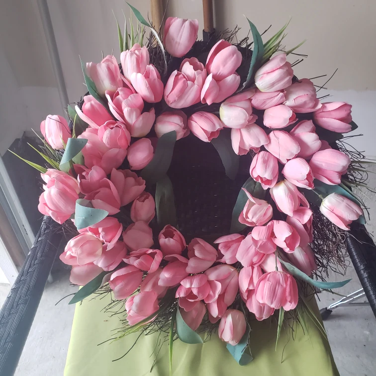 Pink tulip wreath thumbnail