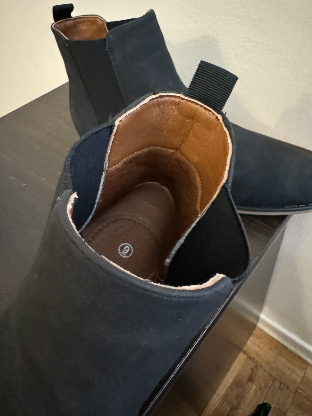 BRAND NEW CHELSEA BOOTS US 9 - photo 4