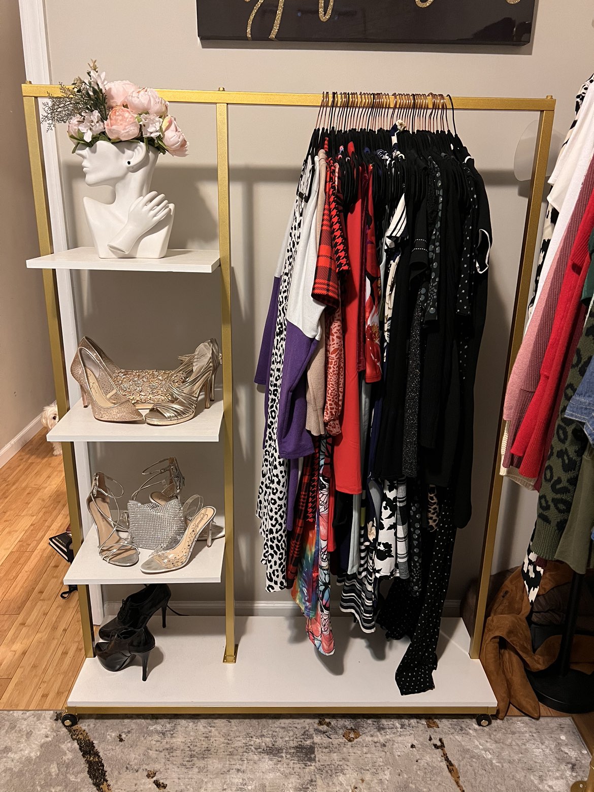 Gold clothing rack with four shelves - photo 2
