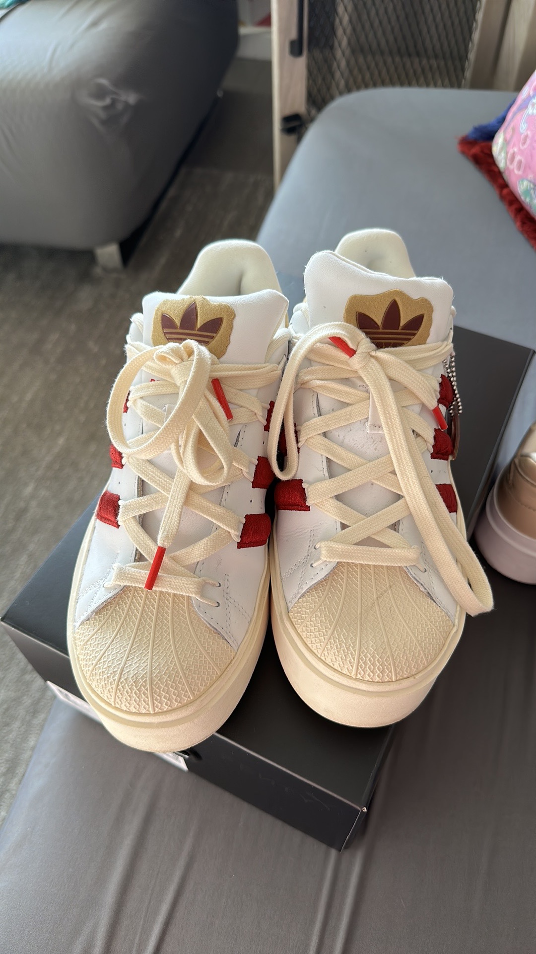 Like new size 8 ladies sneakers