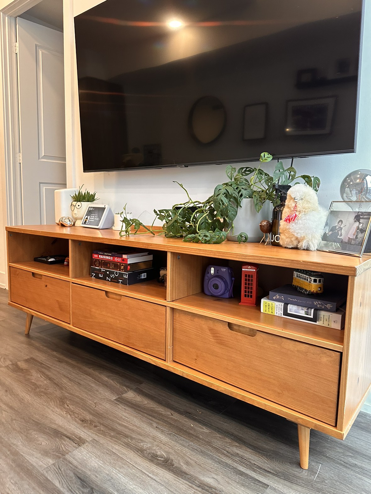 Wayfair media unit