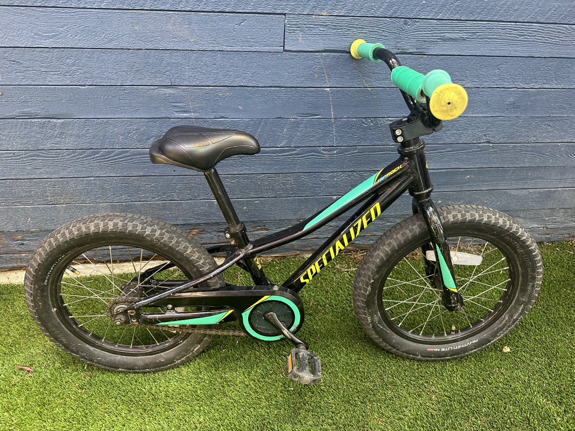 Kids bike - specialized brand - removable training wheels