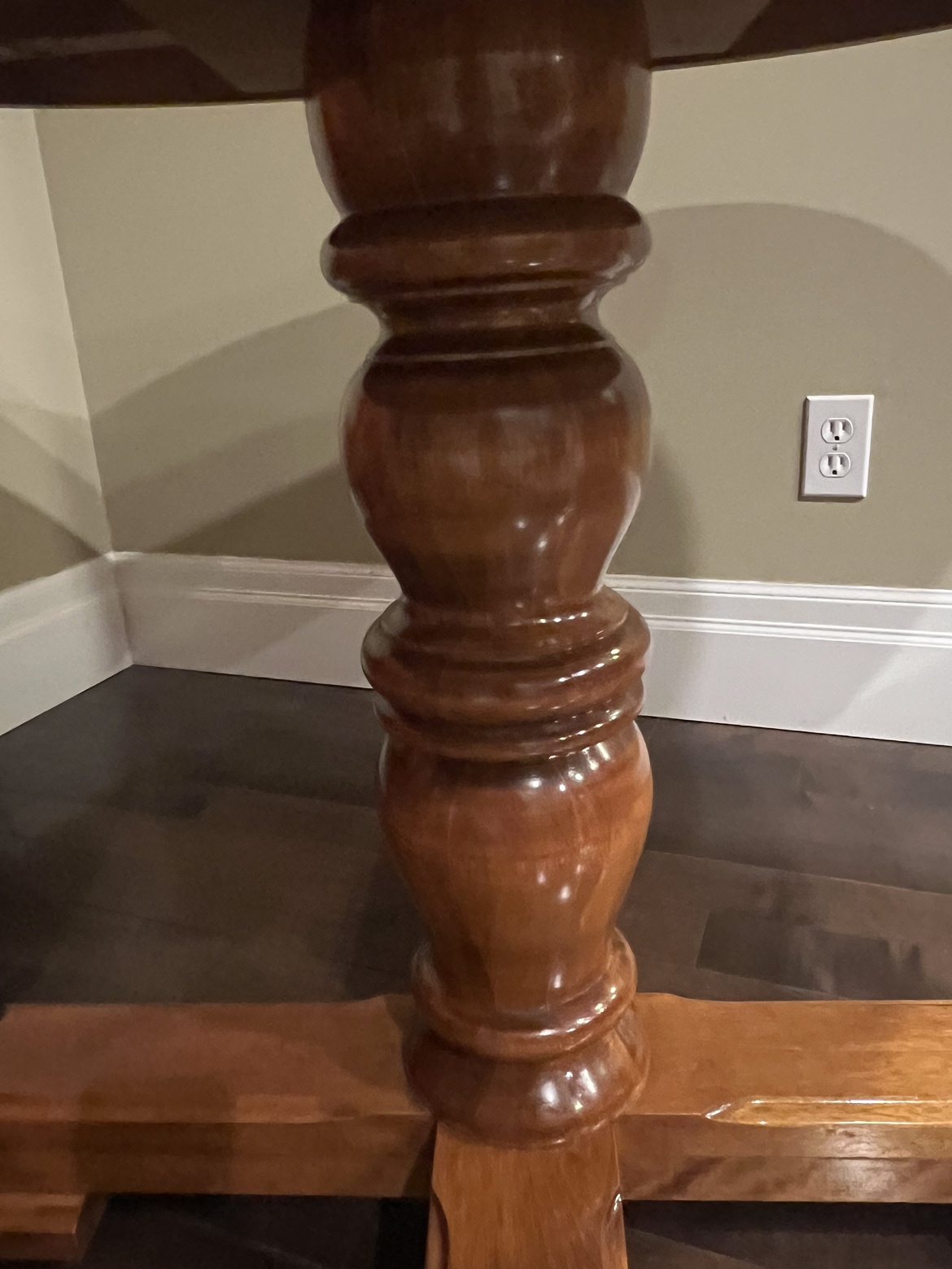 Round Kitchen Table - photo 3