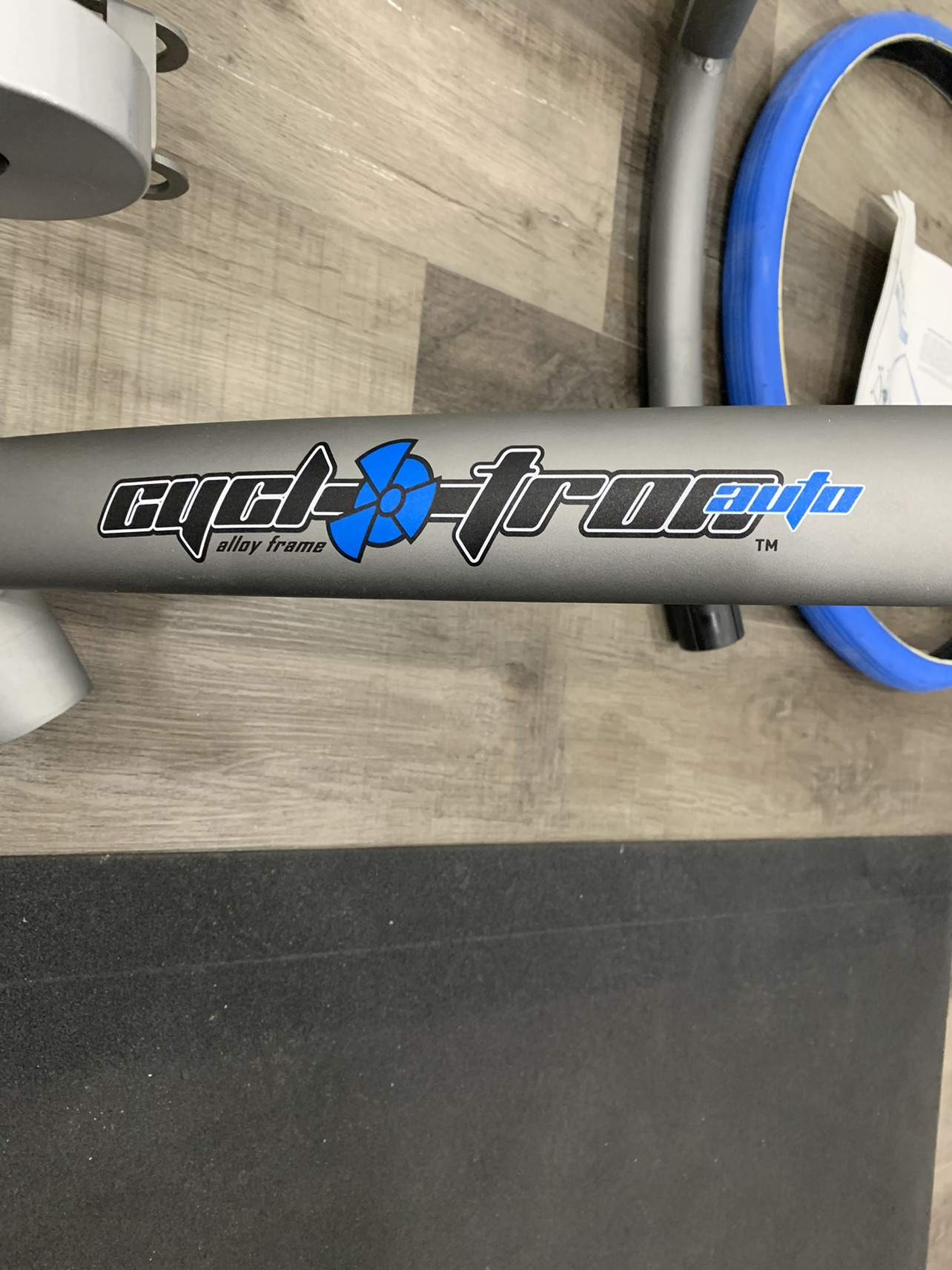 Giant Cyclotron Indoor Bike Mount & Tire image indicator(4)