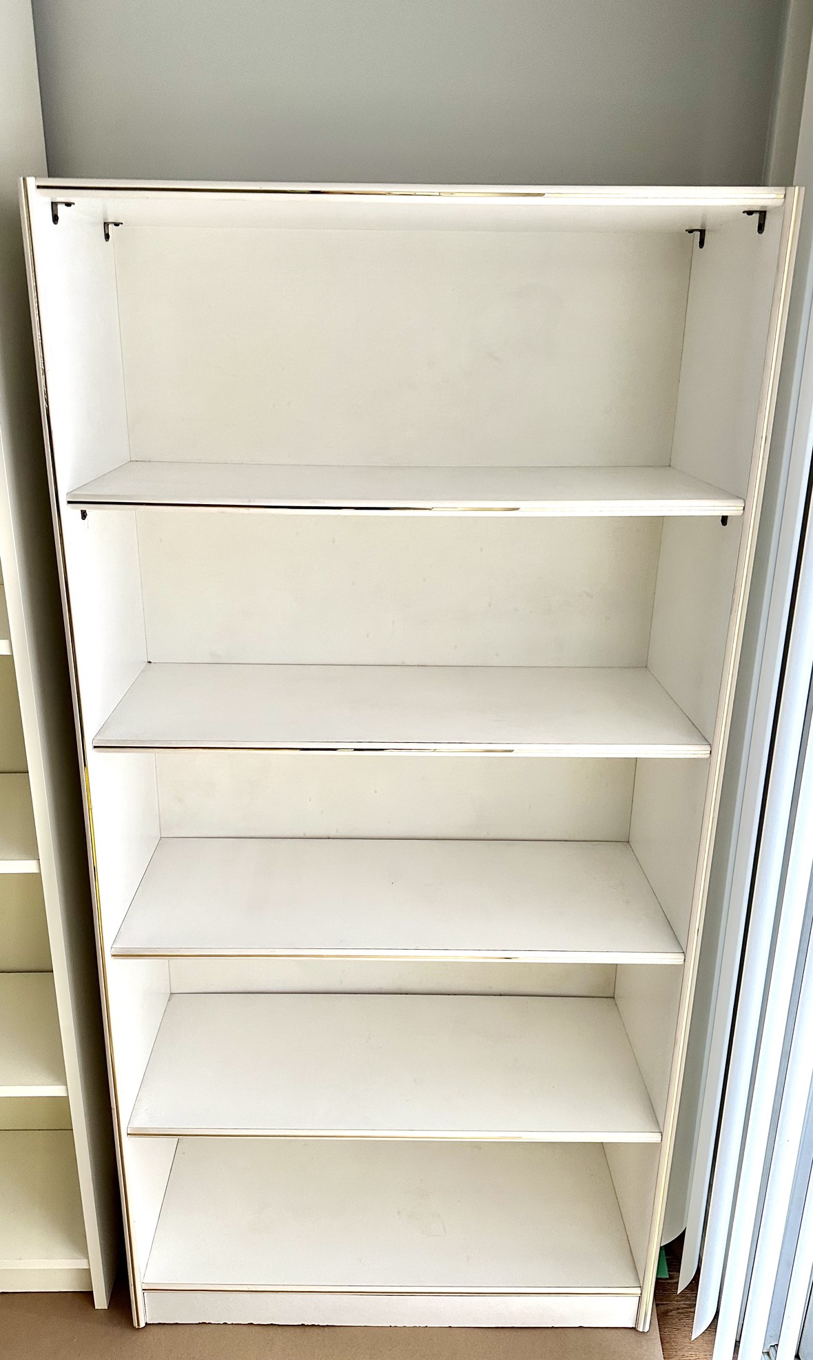 🥕 Bookshelf white and gold image indicator(3)