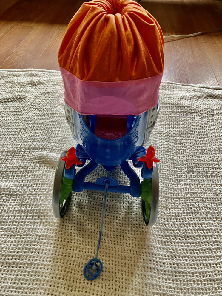 Disney Cinderella & Prince Charming & Carriage image indicator(4)