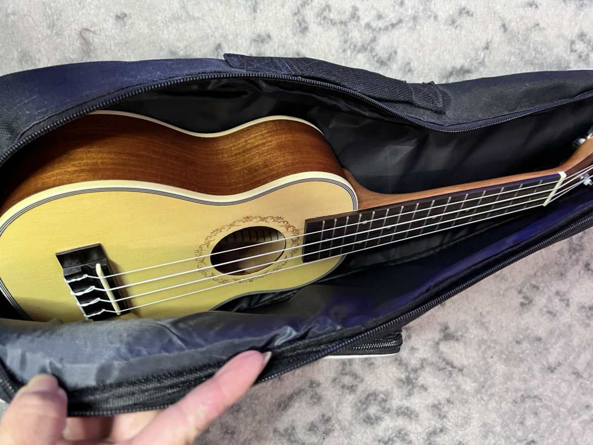 Like New - Ukelele with case - photo 4