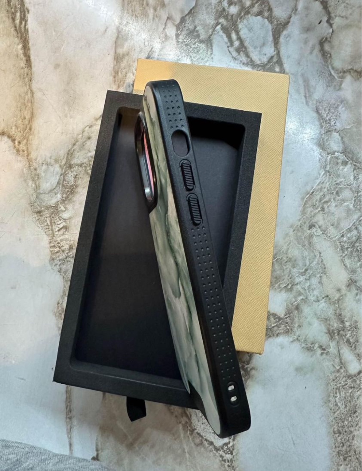 BURGA MagSafe iPhone 14 Pro Case image indicator(2)