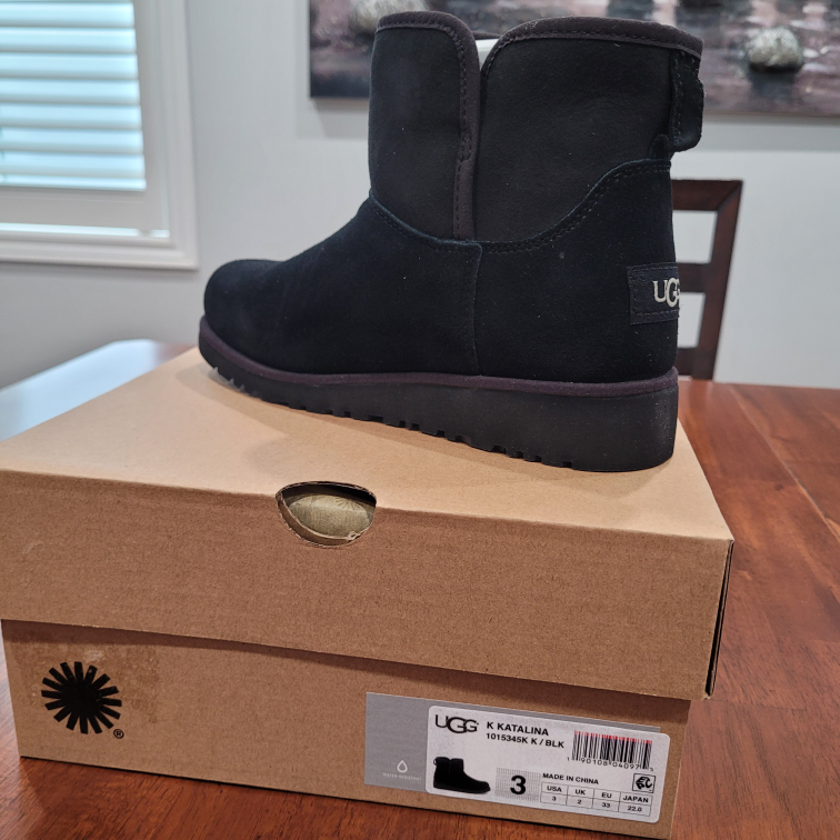 New kids Ugg size 3 thumbnail