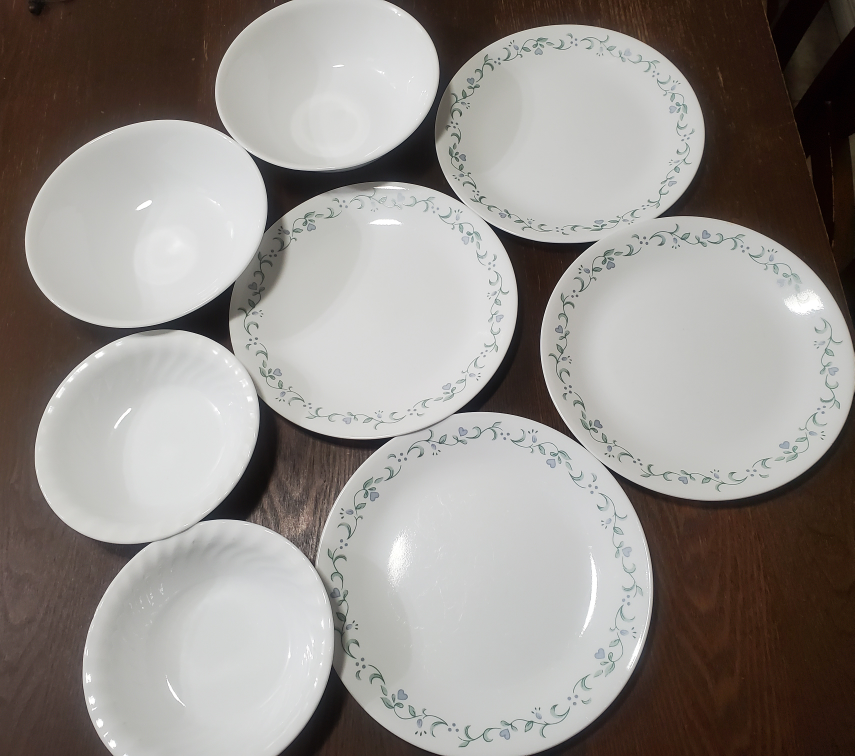 Corelle 4 dinner plates, 2 big soup bowls, 2 medium soup bowls - photo 3