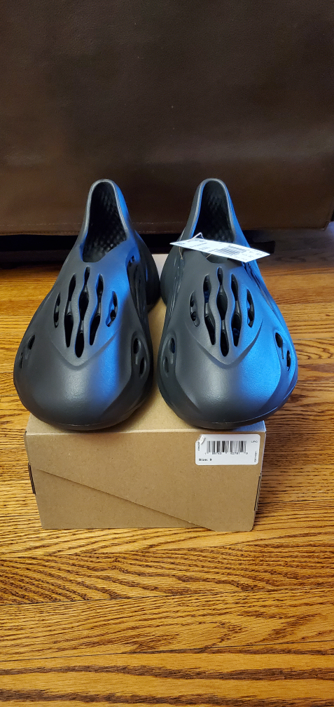 Yeezy Foam RNNR ONYX  - Size 9 image indicator(3)