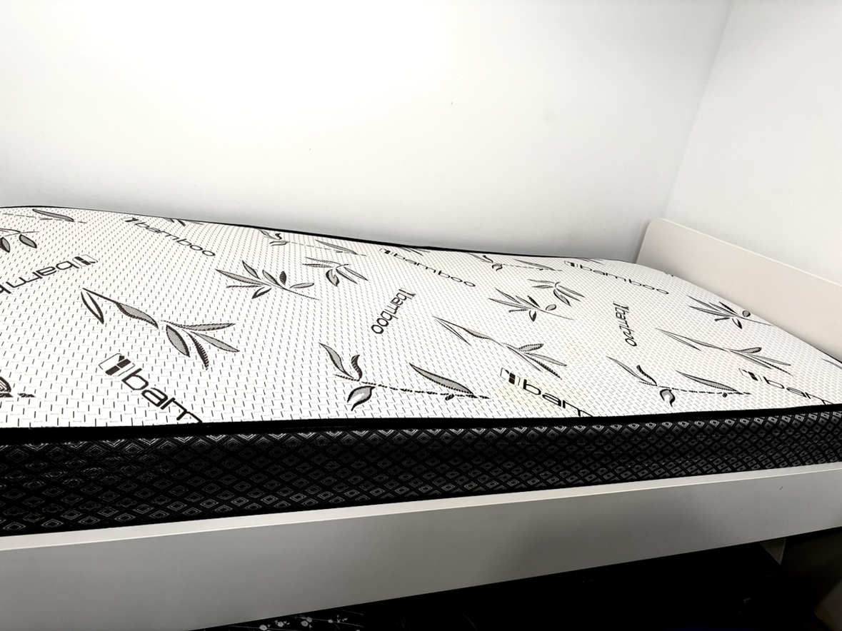 Twin mattress and bed sheets set