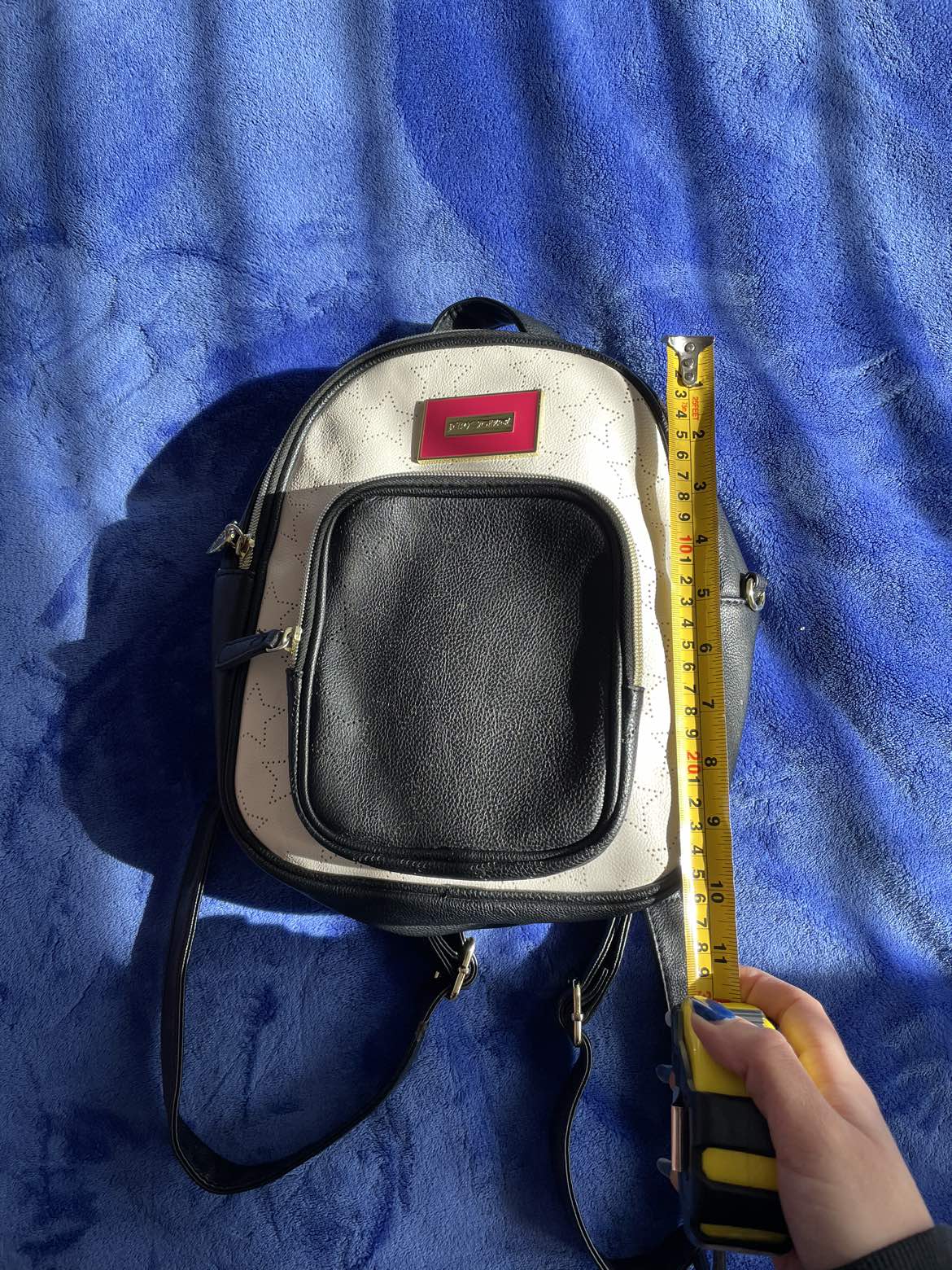 Black Backpack image indicator(2)