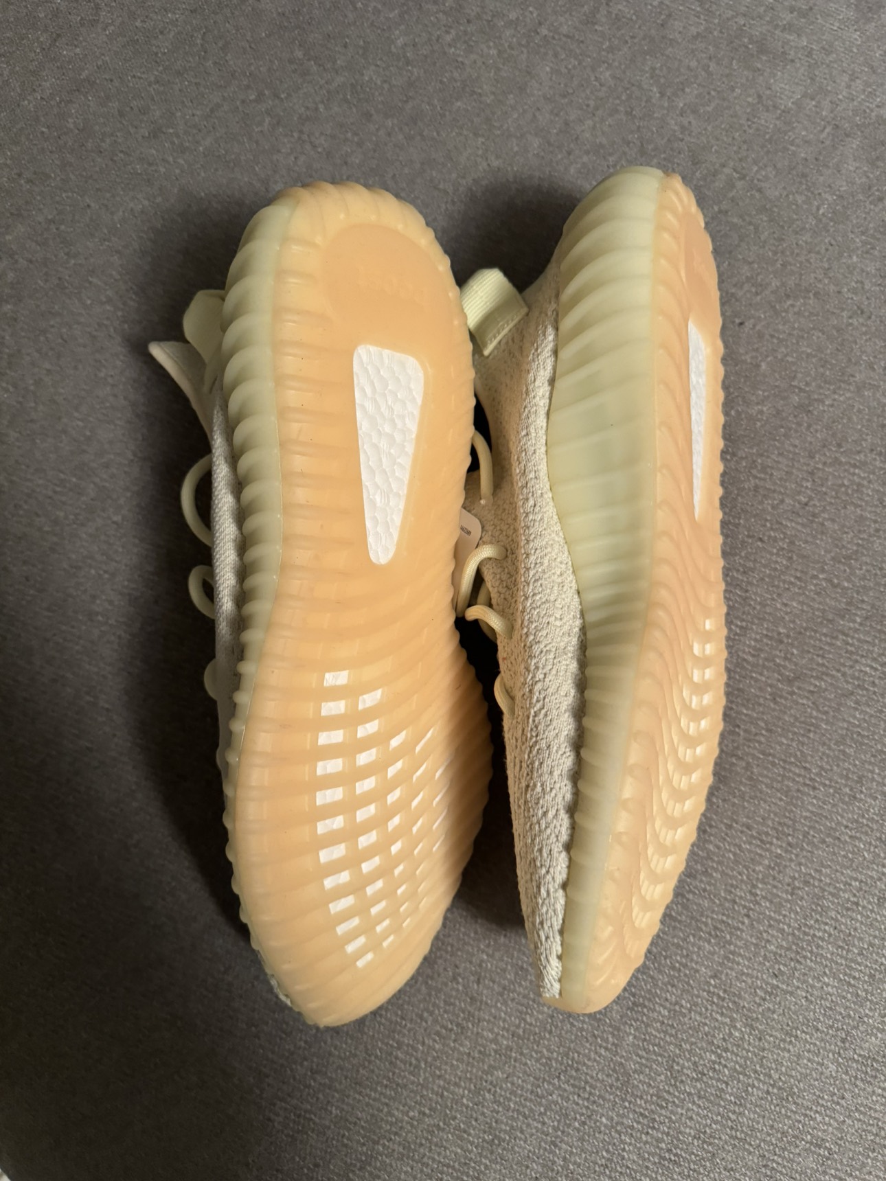 YEEZY 350 V2 - Butter image indicator(3)