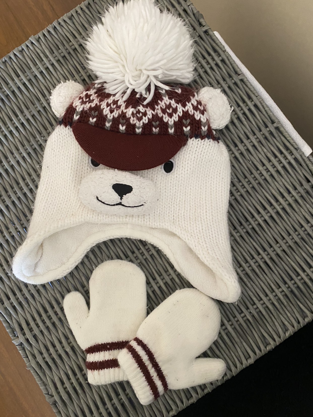 Hat and mittens thumbnail